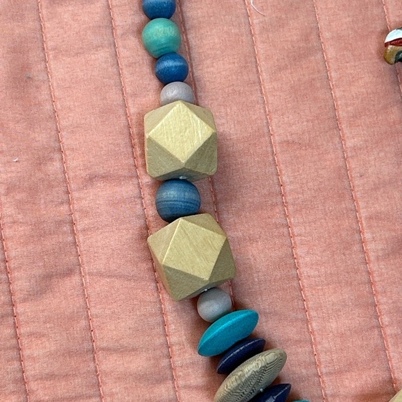 Vintage Unique Wooden Beaded Necklace With A Hand Carved & Painted Bird - Picture 11 of 14